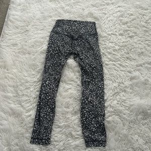 Lulu leggings floral black and white pattern